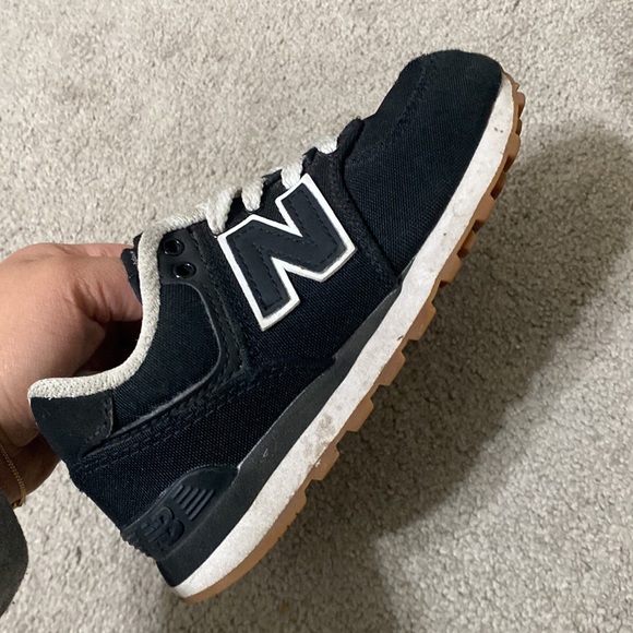 New Balance 574 Kids Black and Tan - Picture 3 of 4